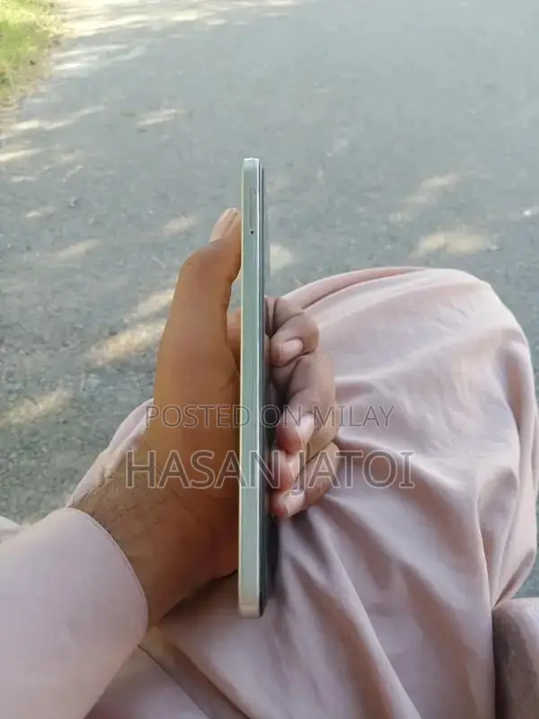 Pre-Owned Compact 10x10 Device with Light Usage