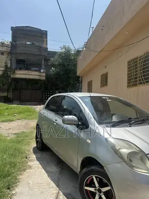 Photo - Toyota Vitz 2005 Compact Hatchback Sedan