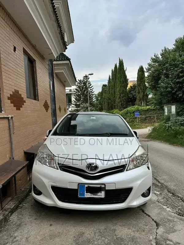 Toyota Vitz Jewela 1 Hatchback with Alloy Rims
