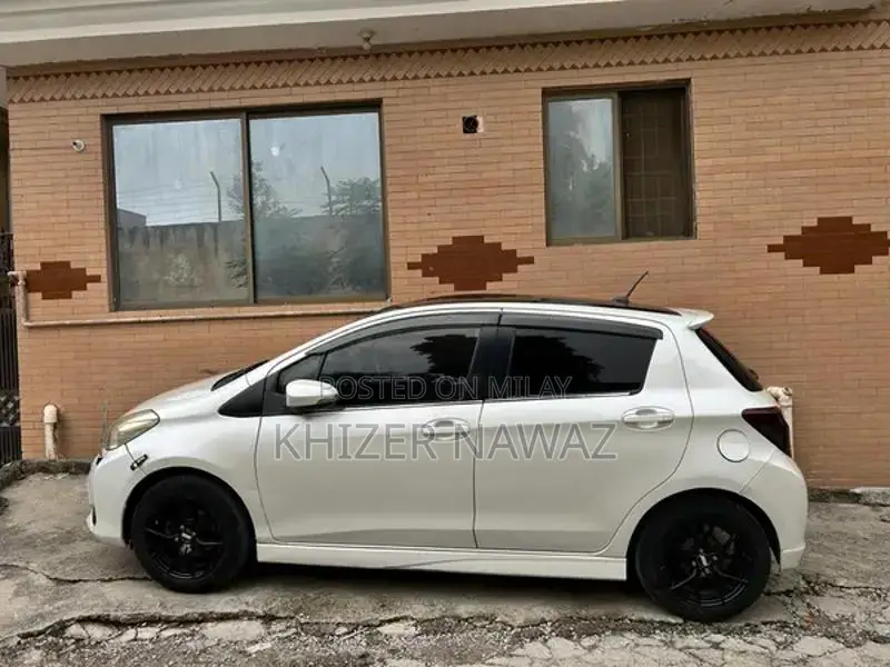 Toyota Vitz Jewela 1 Hatchback with Alloy Rims