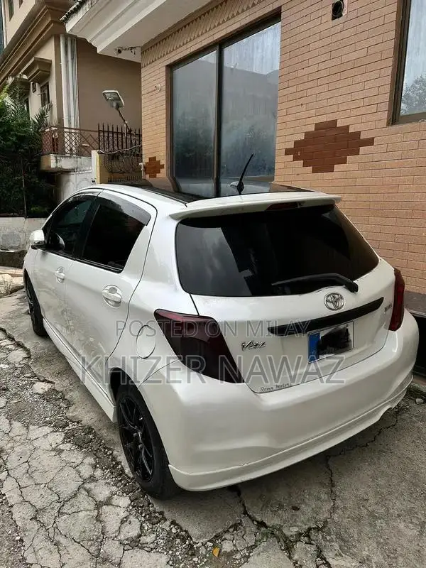 Toyota Vitz Jewela 1 Hatchback with Alloy Rims