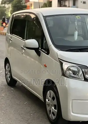 Daihatsu Move Compact MPV Pearl White