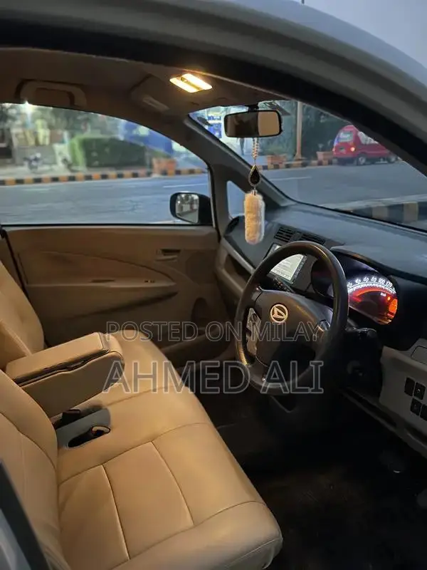 Daihatsu Move Compact MPV Pearl White