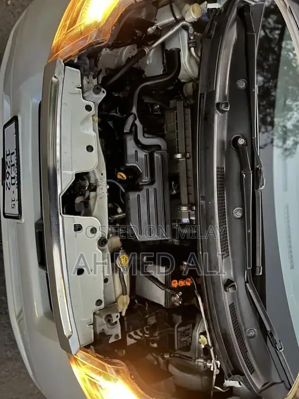 Daihatsu Move Compact MPV Pearl White