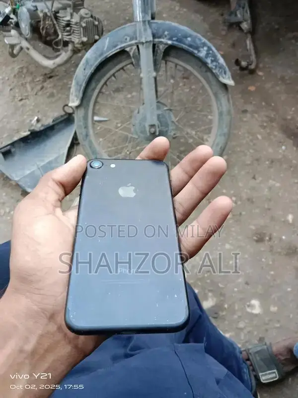 Apple iPhone 7 32GB Unlocked Smartphone