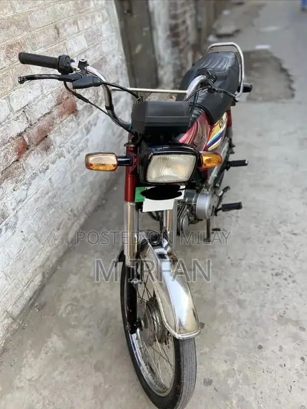 Honda CD70 Motorcycle - Classic Road Bike