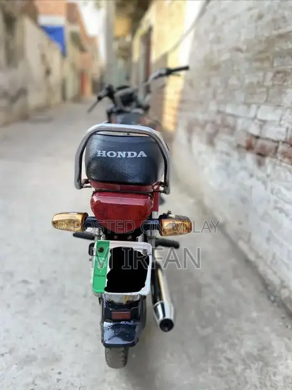 Honda CD70 Motorcycle - Classic Road Bike