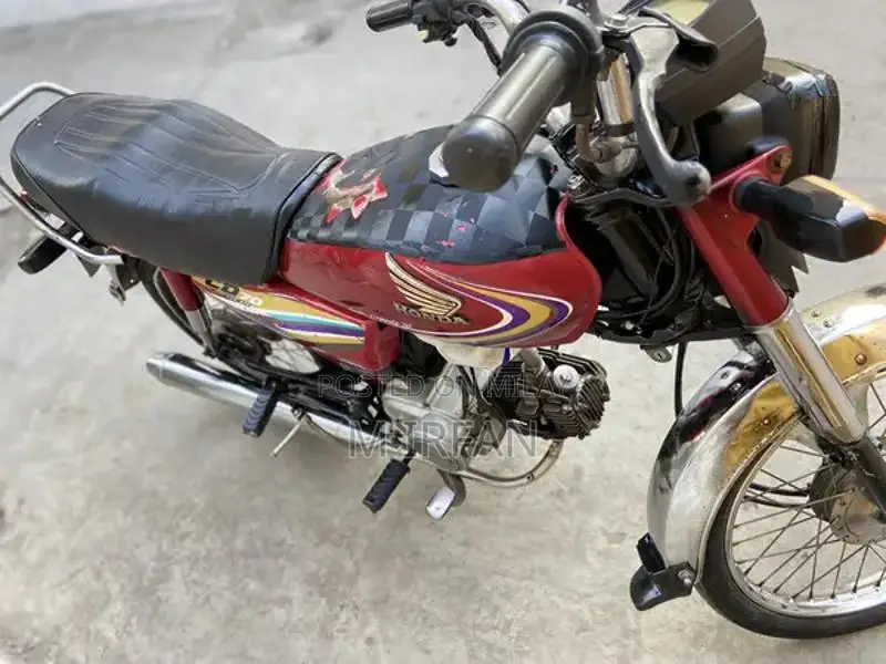 Honda CD70 Motorcycle - Classic Road Bike