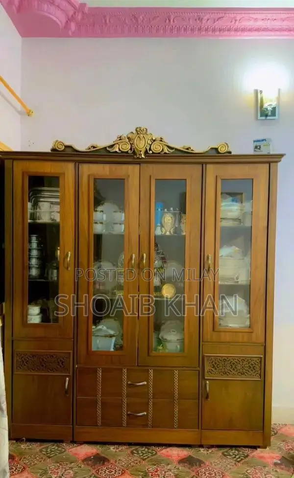 Well-Maintained Dresser with Divider in Excellent Condition