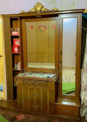 Well-Maintained Dresser with Divider in Excellent Condition