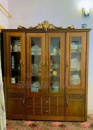 Well-Maintained Dresser with Divider in Excellent Condition