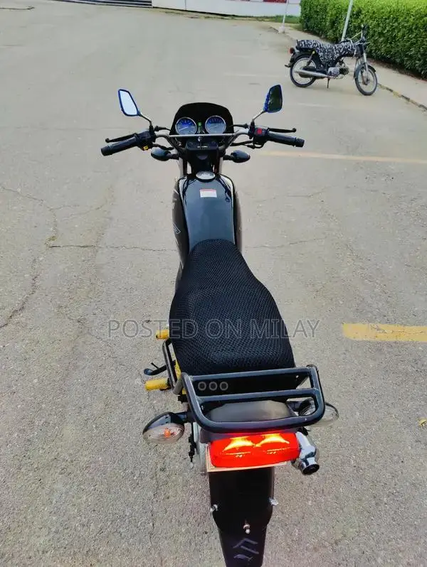 Suzuki 150cc Motorcycle with Self-Start and New Tires