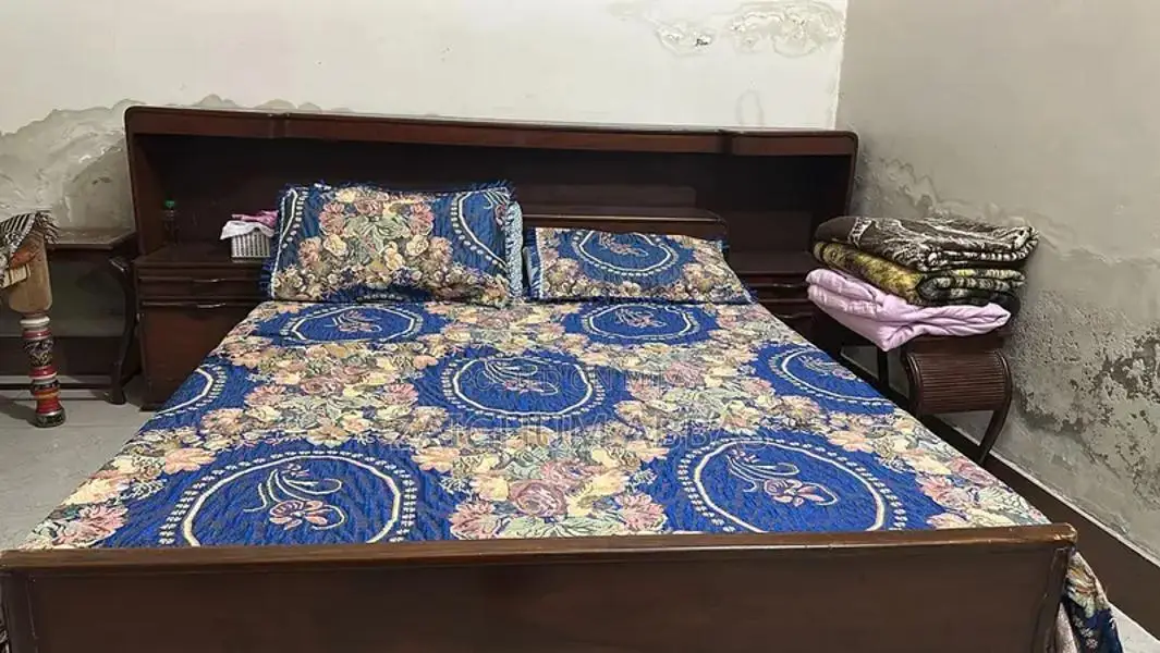 Wooden Decorative Item in Excellent Condition, High-Quality Craftsmans