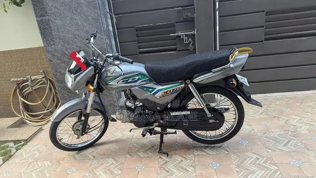 Honda CD 70 Dream Motorcycle - Classic Silver Commuter Bike