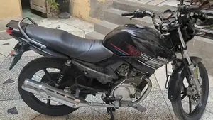 Yamaha Digital Keyboard Piano with Full-Size Keys and Multiple Voices