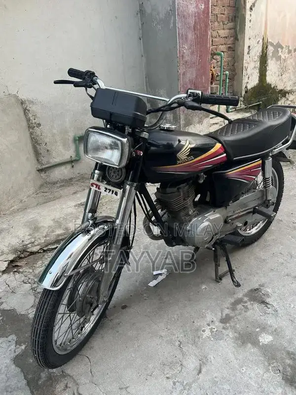 2011 Honda 125cc Motorcycle, Clean Condition, Low Miles