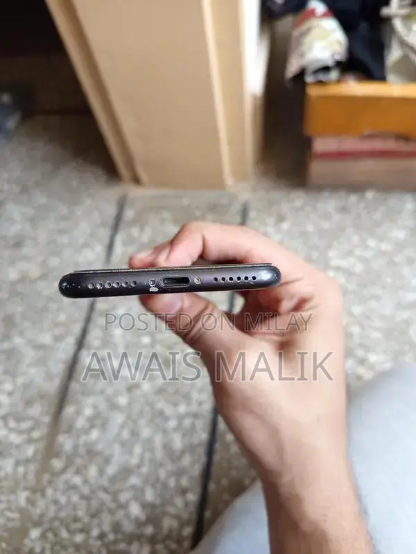 Apple iPhone 7 32GB Smartphone - Classic Model