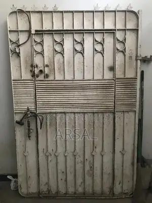 Photo - White Metal Single Gate - 22 Gauge Loha Construction
