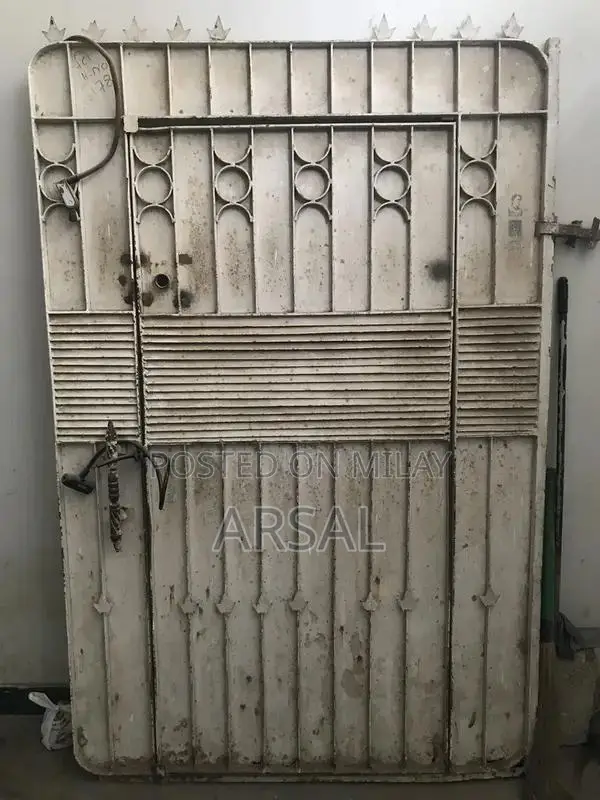 White Metal Single Gate - 22 Gauge Loha Construction