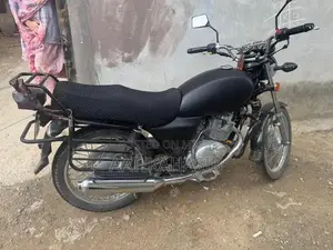 Photo - Suzuki 150 Motorcycle 2024 Model Lightweight Commuter