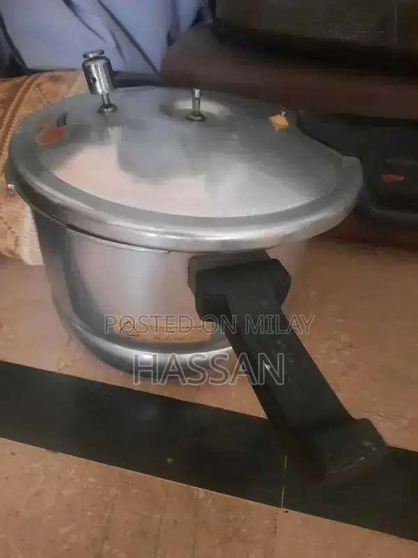 Large 9L Stainless Steel Pressure Cooker with Steamer Insert