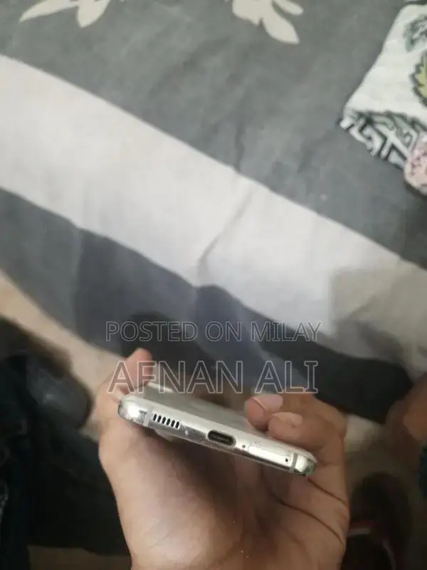 Samsung Galaxy S21 - 256GB, Excellent Condition, Minor Pixel Imperfect