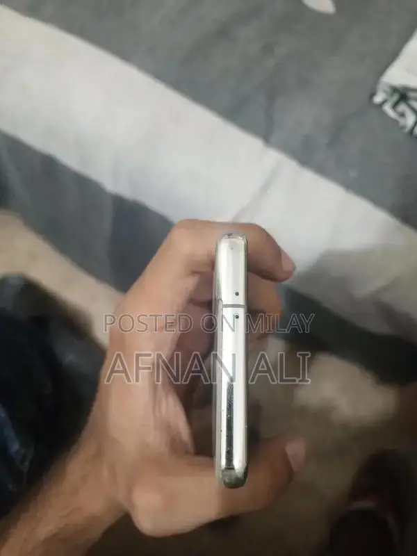 Samsung Galaxy S21 - 256GB, Excellent Condition, Minor Pixel Imperfect