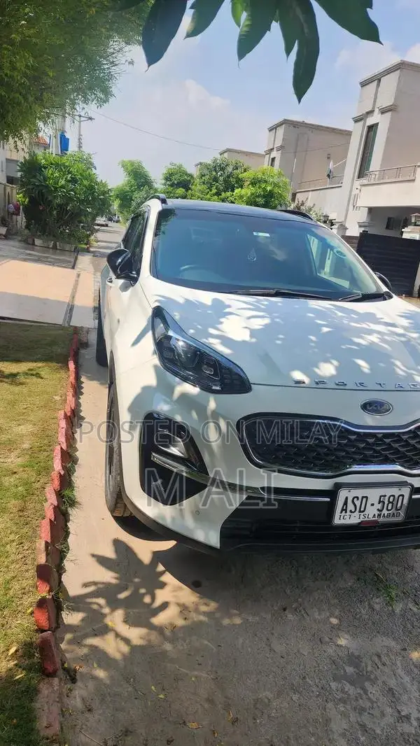 Kia Sportage AWD White SUV with Low Mileage