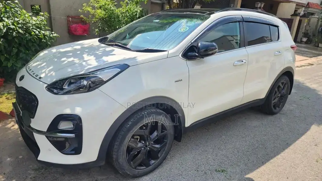 Kia Sportage AWD White SUV with Low Mileage