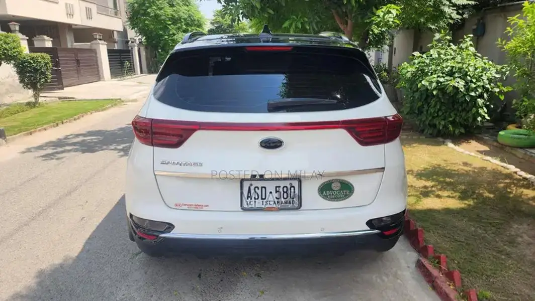 Kia Sportage AWD White SUV with Low Mileage