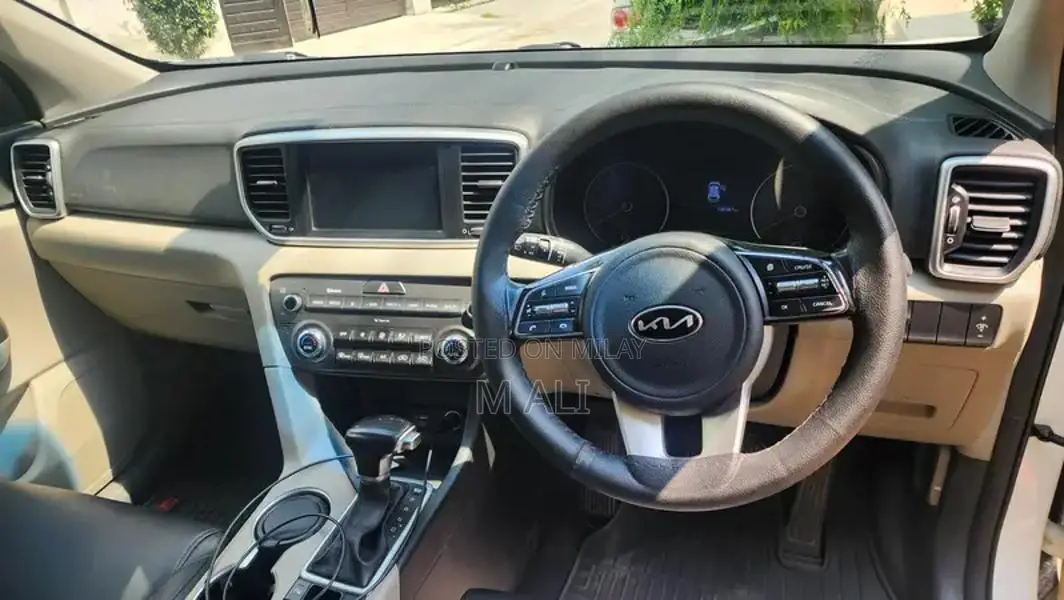 Kia Sportage AWD White SUV with Low Mileage