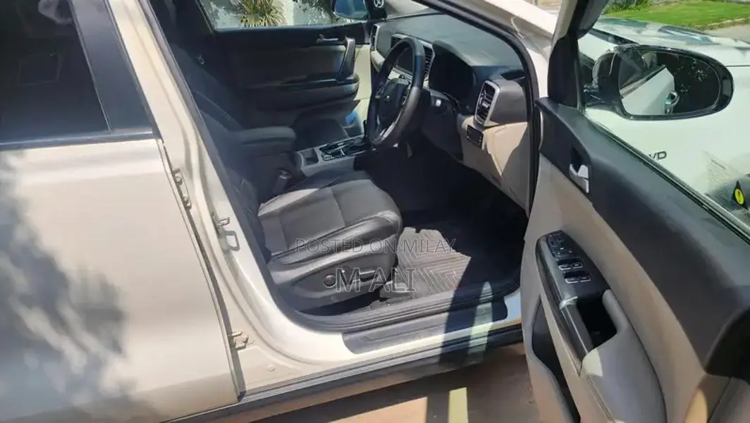 Kia Sportage AWD White SUV with Low Mileage