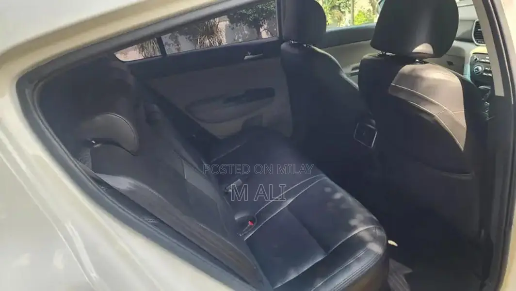 Kia Sportage AWD White SUV with Low Mileage