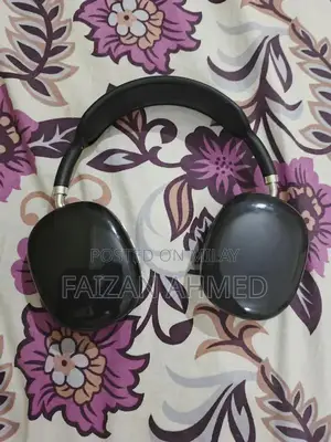 Photo - P9 High-Quality Headphones with Accessories