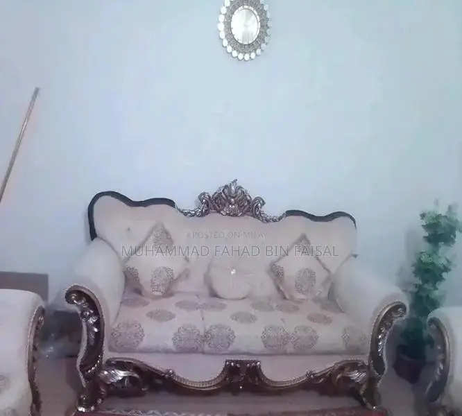 Comfortable 5-Seater Living Room Sofa in Neutral Tones