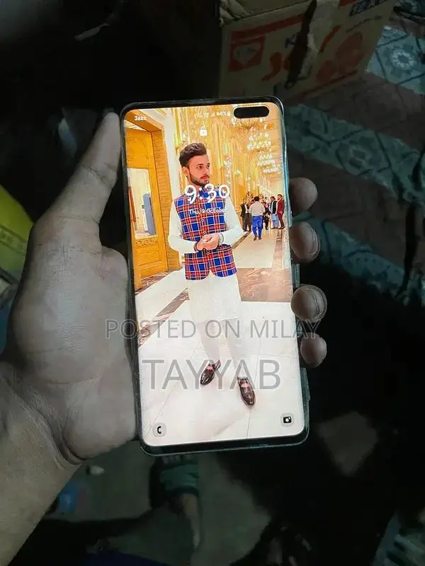 Samsung Galaxy S10 5G Smartphone with Minor Back Damage