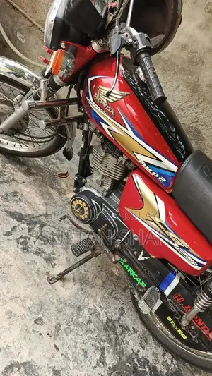 Photo - Honda 125cc Red Motorcycle Arugnt Edition