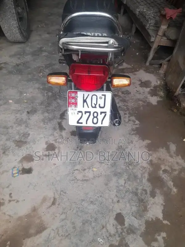 Honda CD 70 Motorcycle - Reliable Two-Wheeler for Urban Commuting