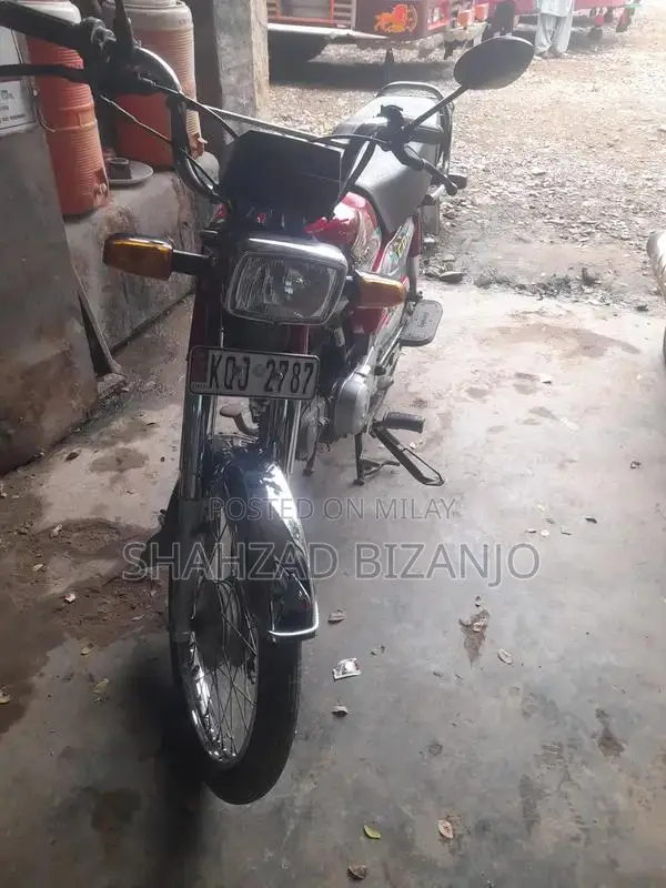 Honda CD 70 Motorcycle - Reliable Two-Wheeler for Urban Commuting