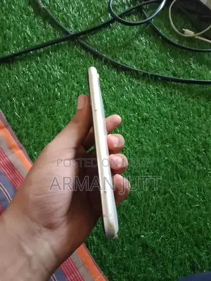 Photo - Pre-owned iPhone XR Smartphone with Good Battery Health