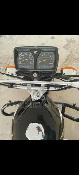 Photo - Honda 125cc Motorcycle - Single Cylinder Urban Commuter