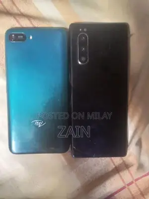 Photo - Smartphone with Screen Damage, Functional Condition