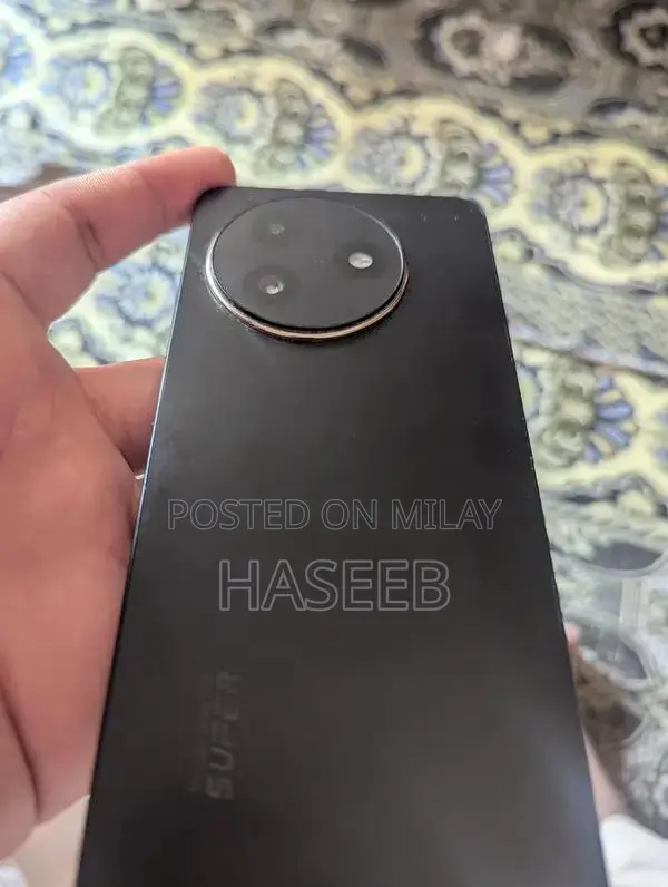 Compact Smartphone with Dual RAM Configuration