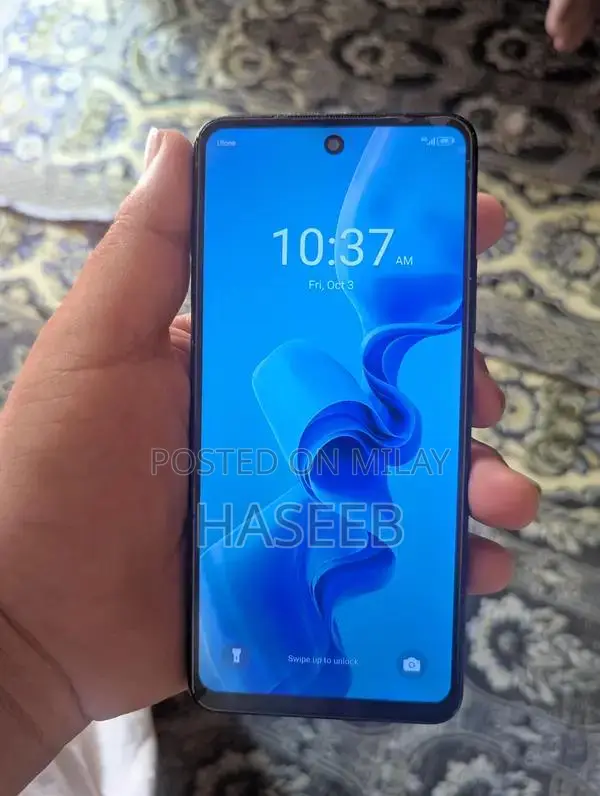 Compact Smartphone with Dual RAM Configuration