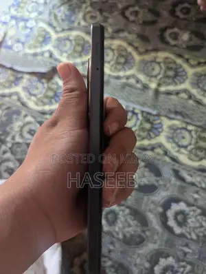 Compact Smartphone with Dual RAM Configuration