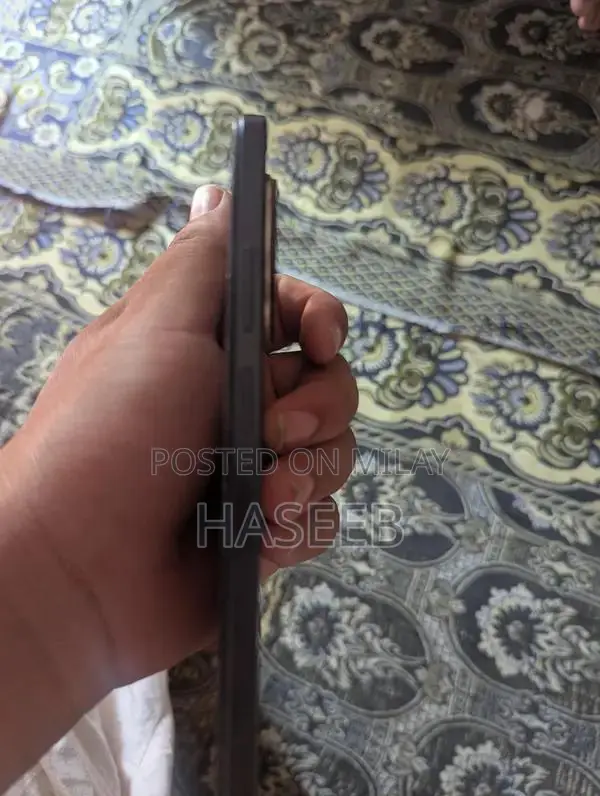 Compact Smartphone with Dual RAM Configuration