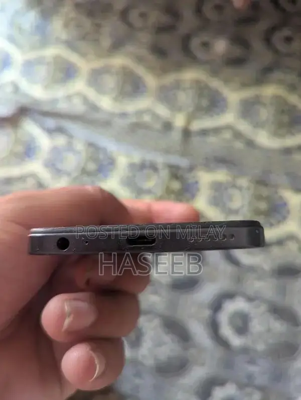 Compact Smartphone with Dual RAM Configuration