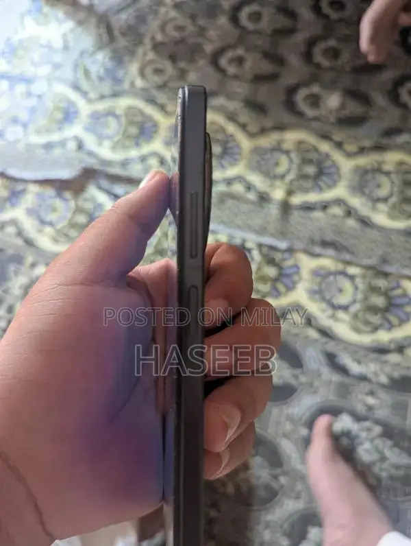 Compact Smartphone with Dual RAM Configuration