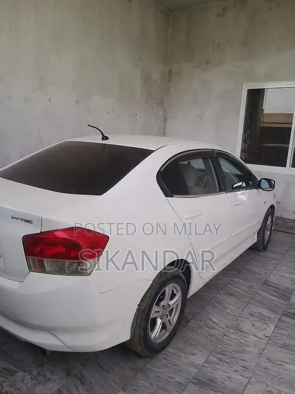 Honda City Sedan 2014 - Compact Reliable Urban Vehicle