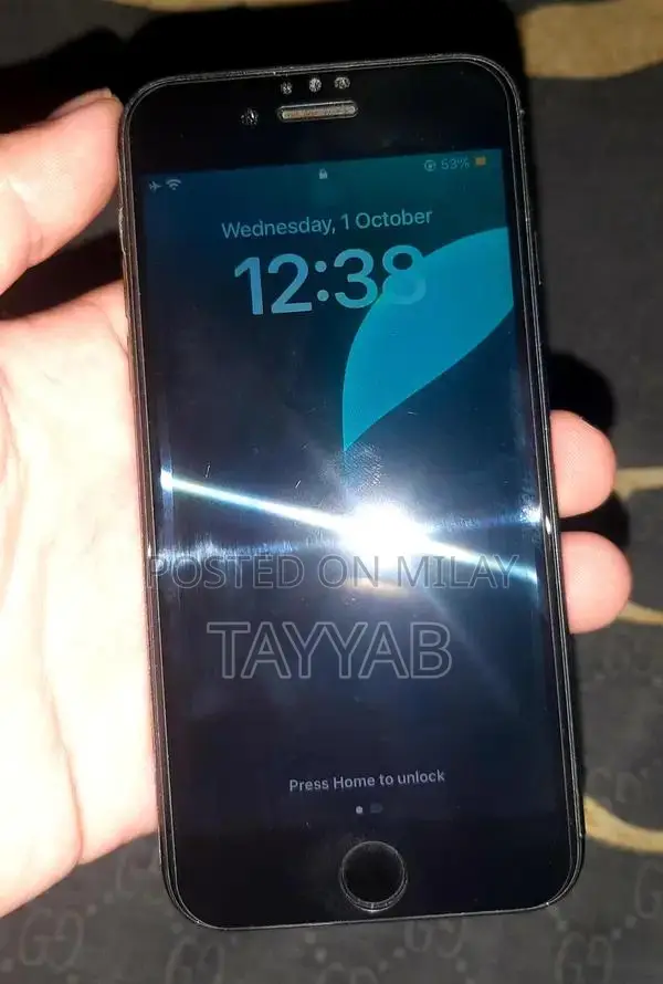 Apple iPhone SE 2020 128GB Unlocked Smartphone